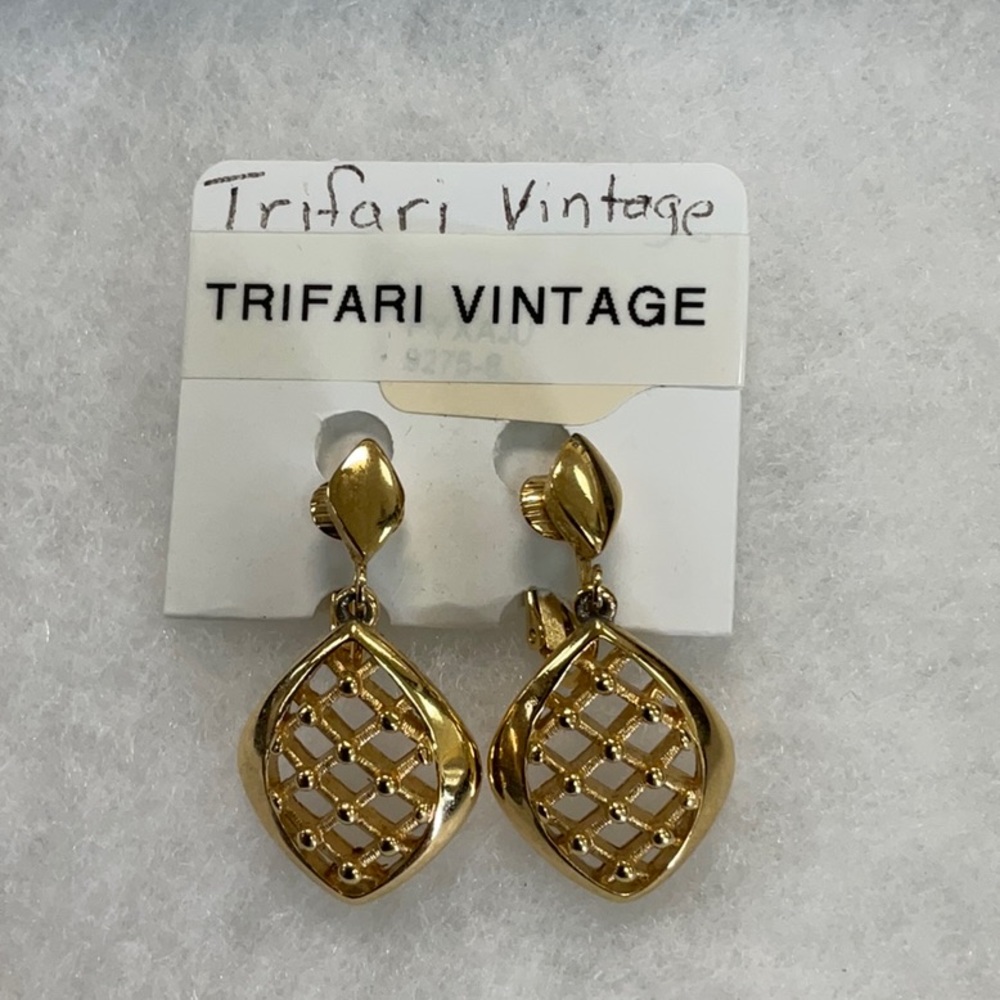 Vintage Trifari CLIP earrings